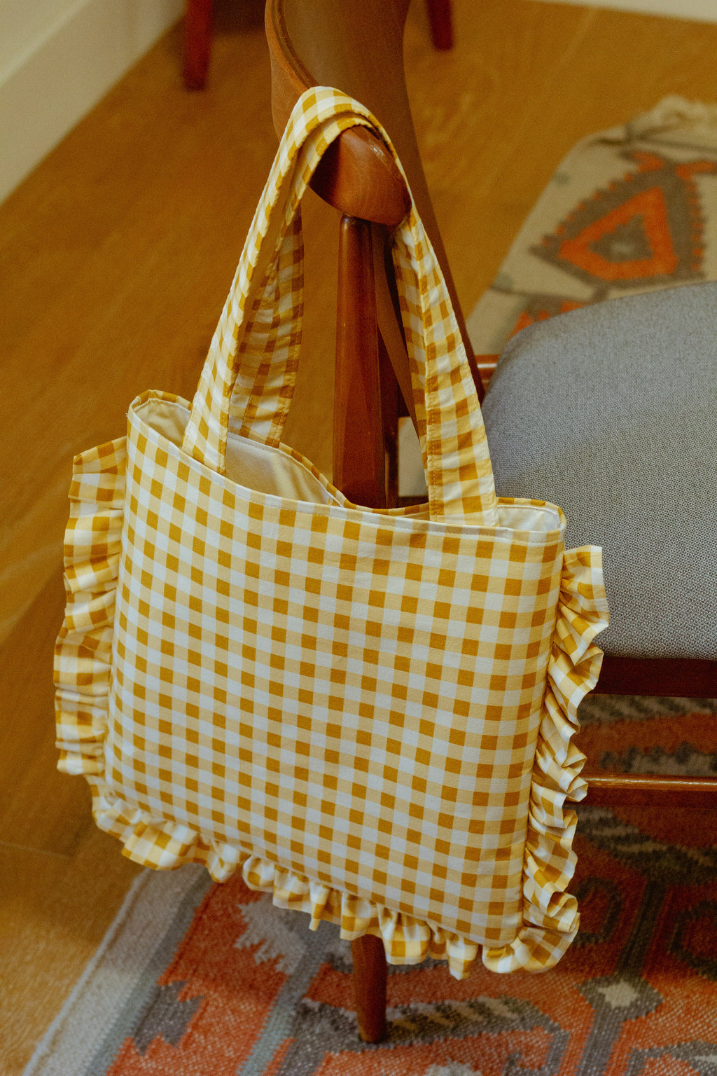 ruffle tote