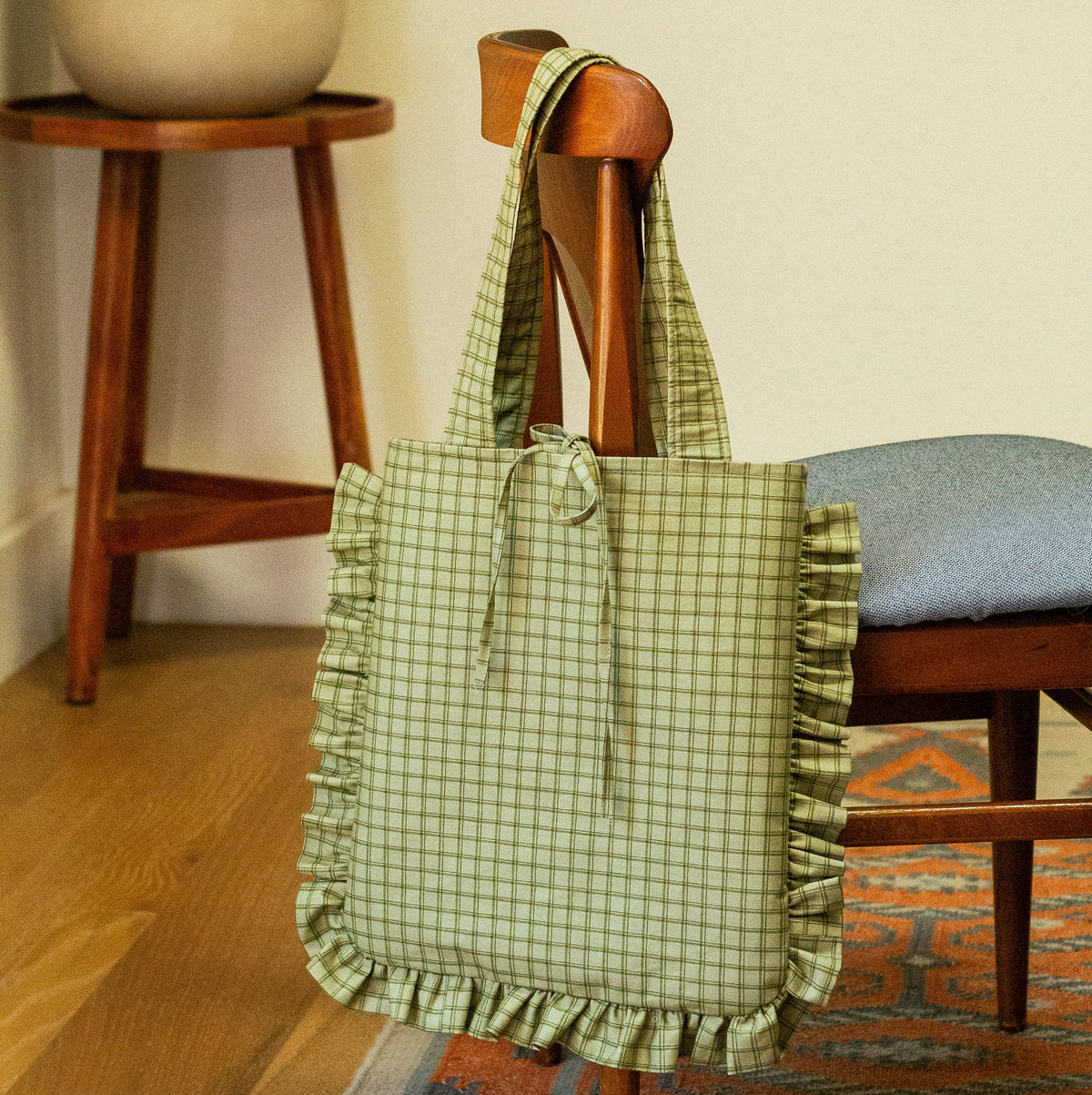 ruffle tote