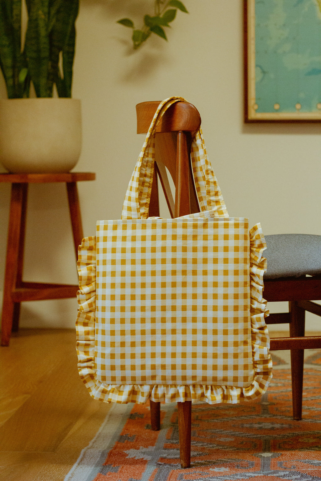 ruffle tote