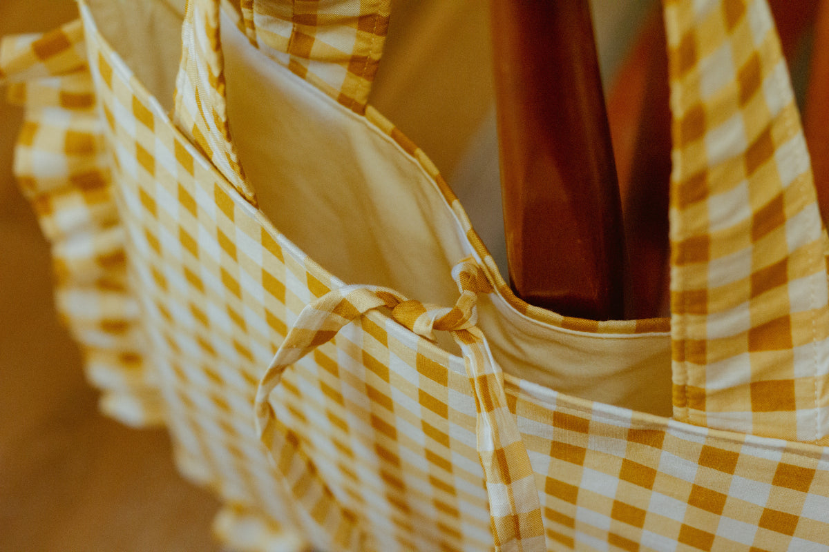 ruffle tote