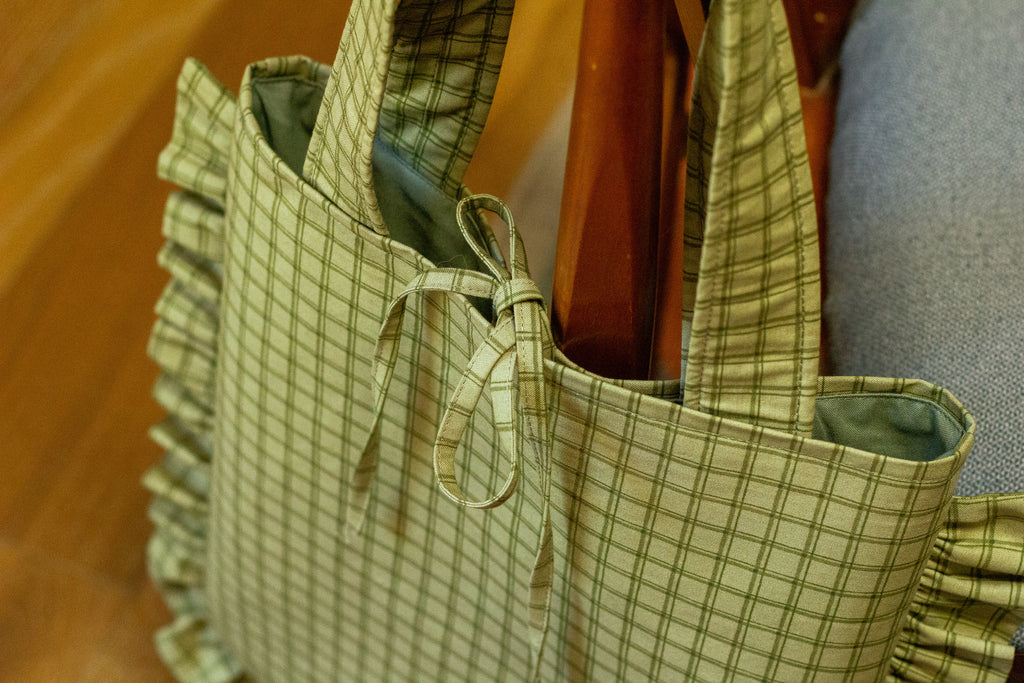ruffle tote